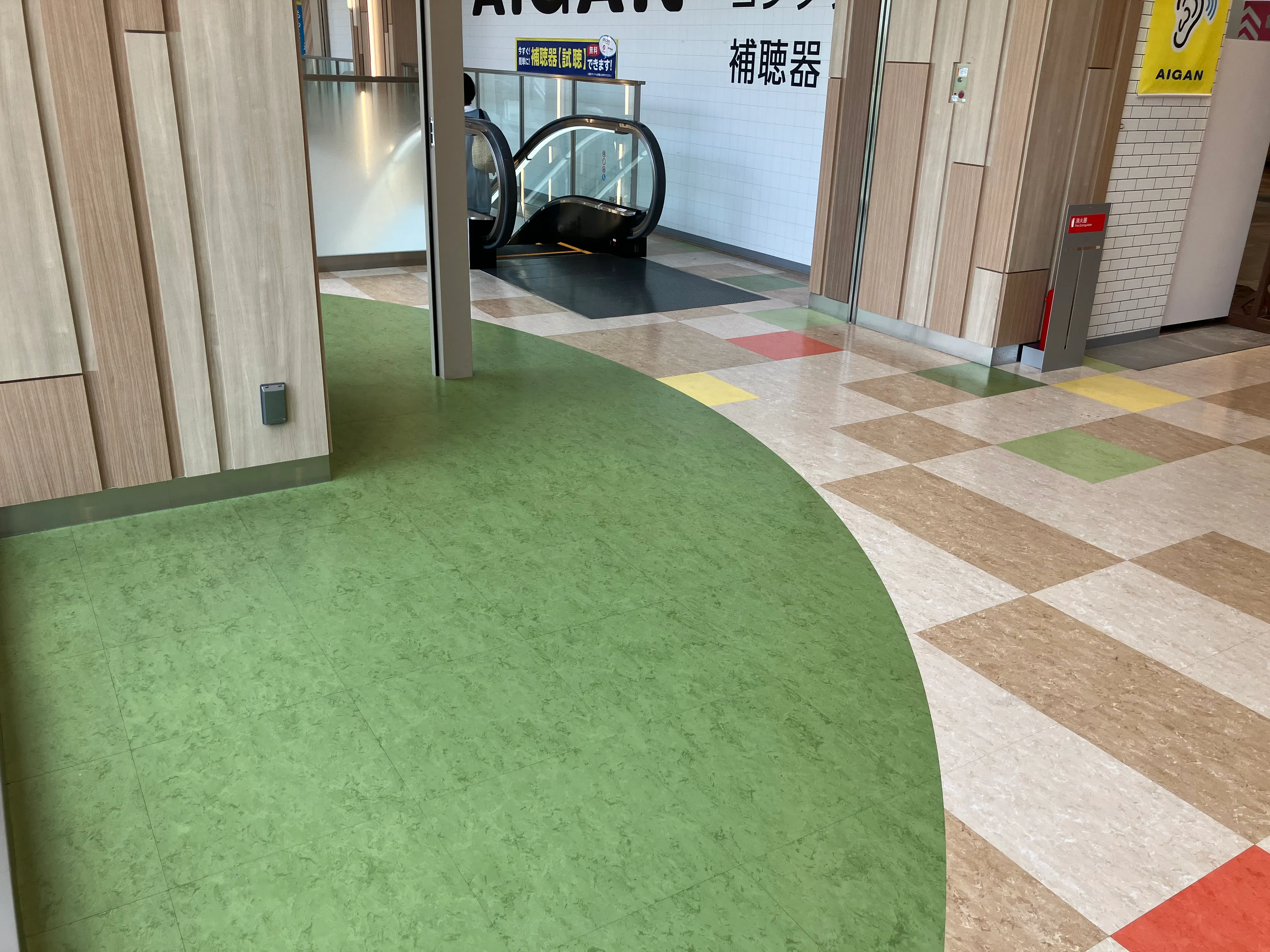 【SOCOLA塚口クロス】2階下りエスカレーター前 物販、食物販のポップアップストアや販促プロモーションに最適な催事イベントスペース