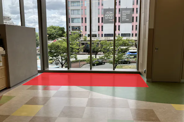 【SOCOLA塚口クロス】2階下りエスカレーター前 物販、食物販のポップアップストアや販促プロモーションに最適な催事イベントスペース