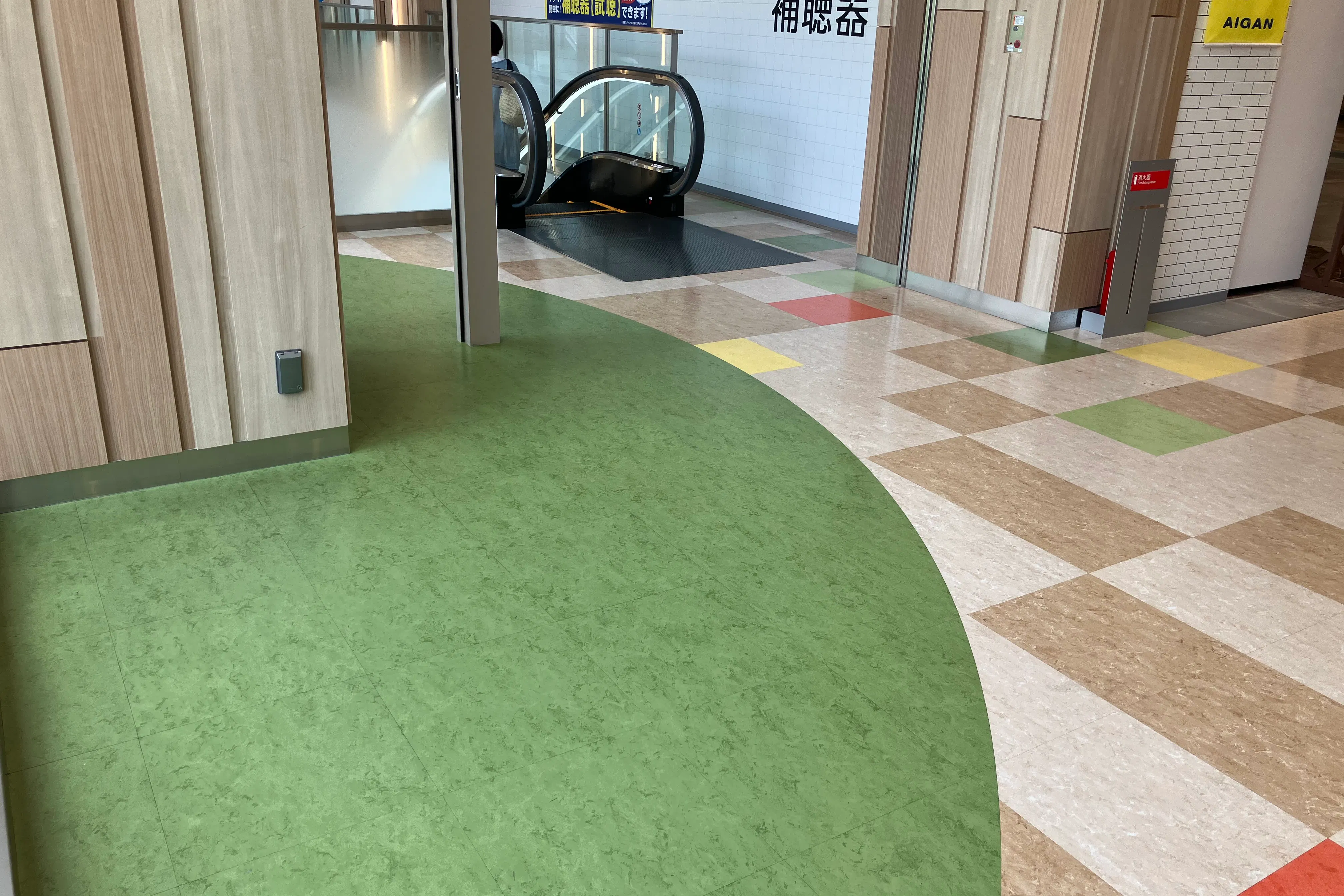 【SOCOLA塚口クロス】2階下りエスカレーター前 ポップアップストアや販促プロモーションに最適な催事イベントスペース