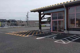 【ダイナム愛知小坂井店ゆったり館】キッチンカー出店やプロモーションイベントに最適なアミューズメント施設のイベントスペース(面出入口前)