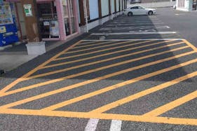 【ダイナム愛知小坂井店ゆったり館】キッチンカー出店やプロモーションイベントに最適なアミューズメント施設のイベントスペース(面出入口前)