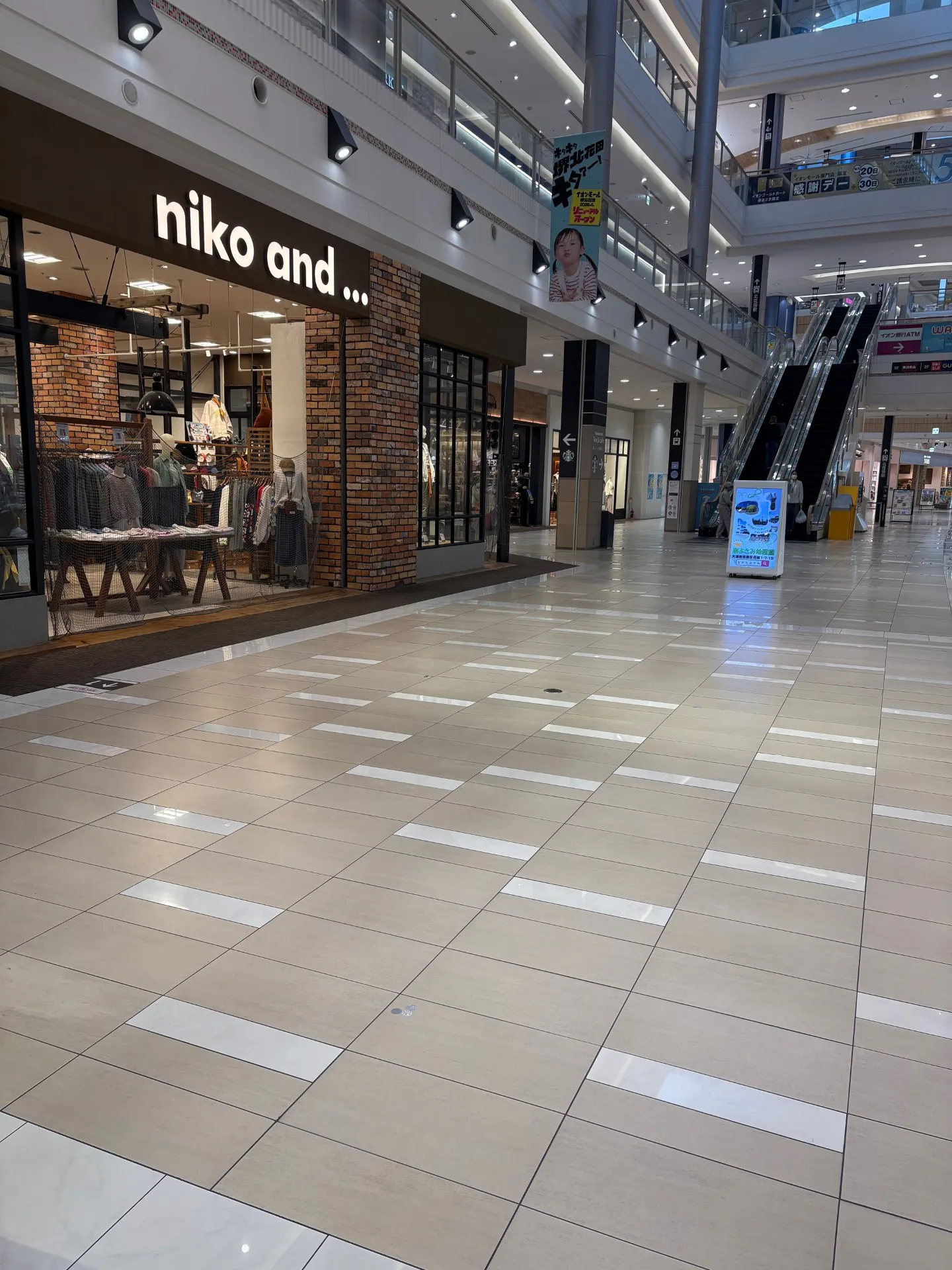 【イオンモール堺北花田】通路② ニコアンド前