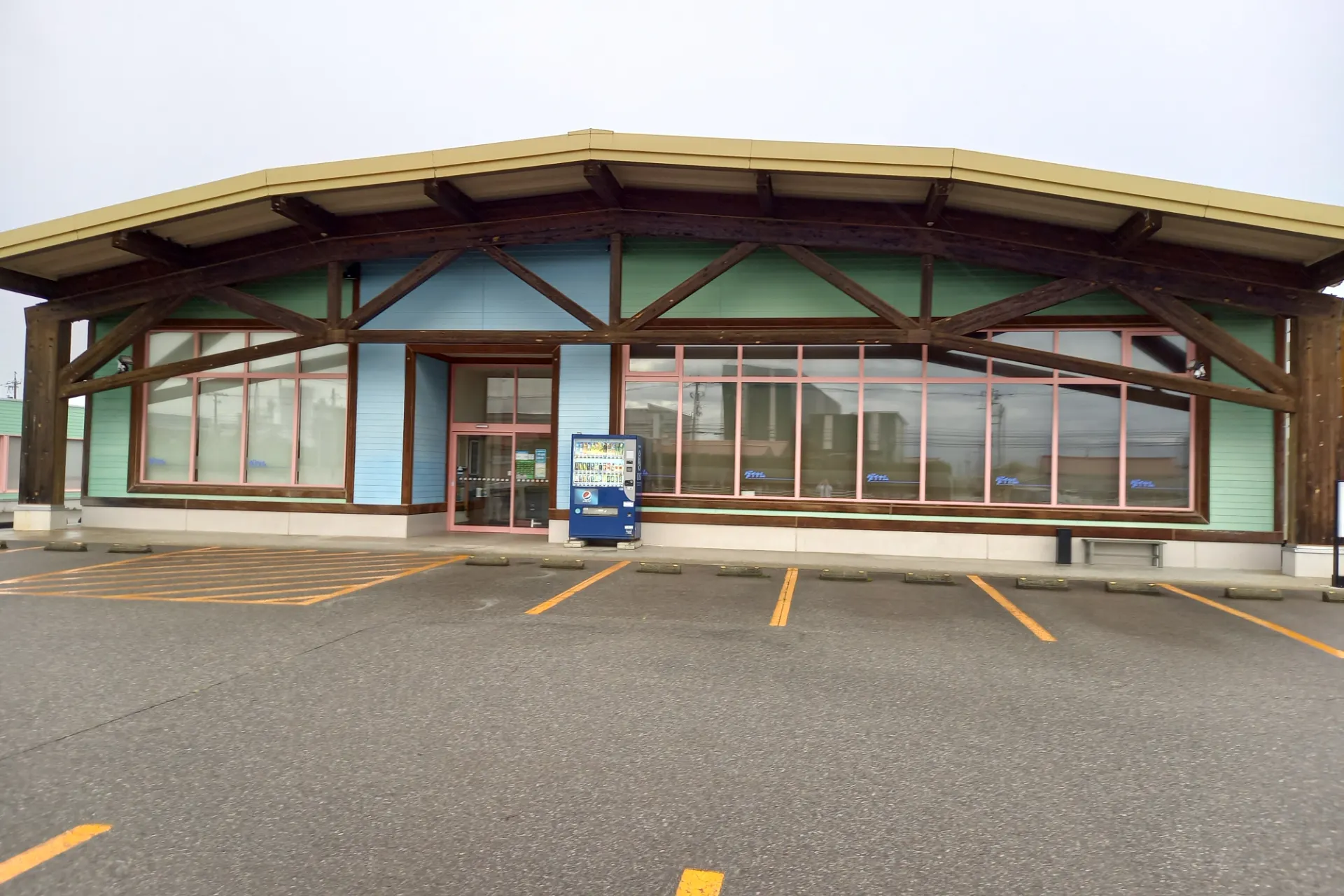 【ダイナム石川能美店ゆったり館】キッチンカーや各種プロモーションイベントでの出店に最適なアミューズメント施設のイベントスペース