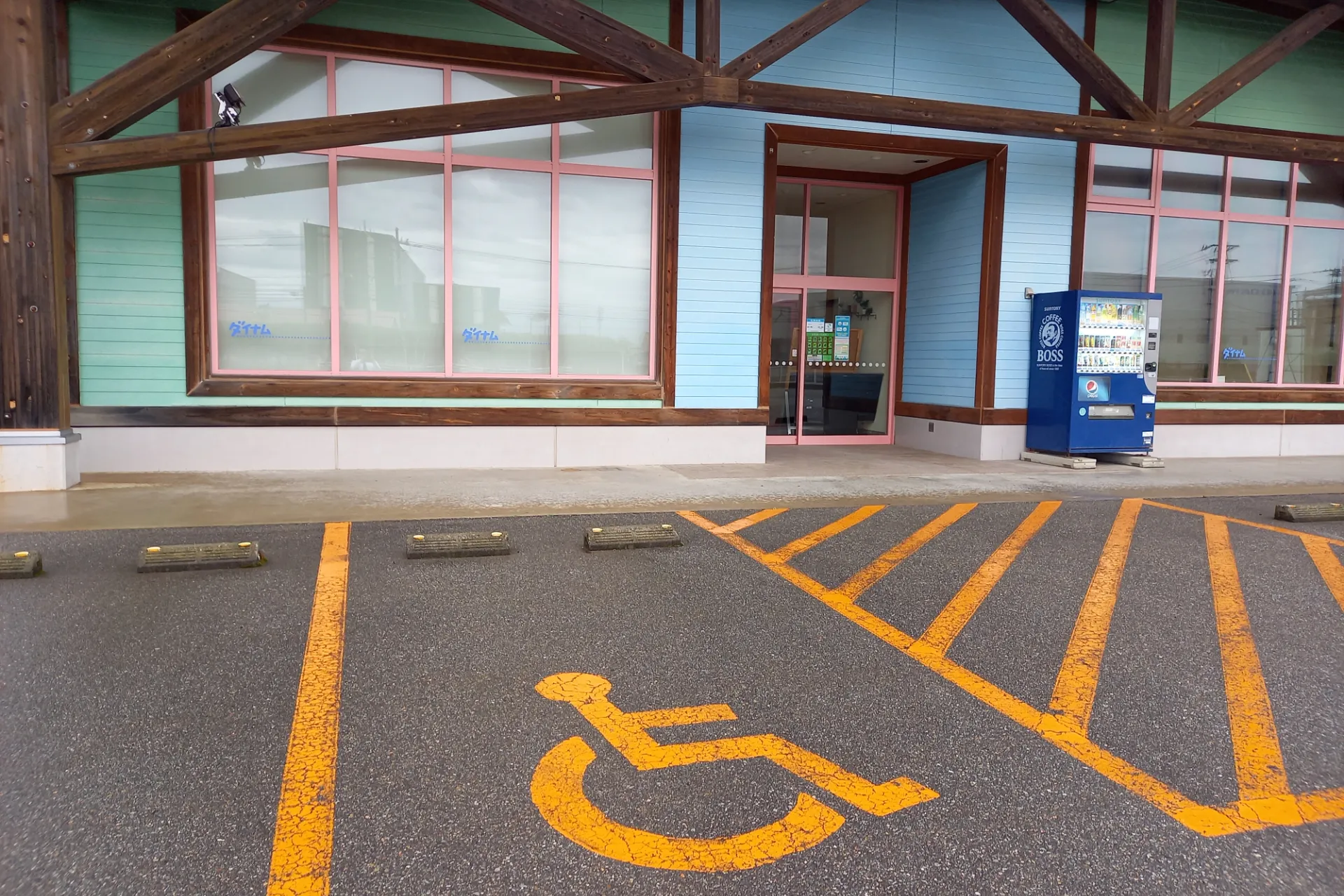 【ダイナム石川能美店ゆったり館】キッチンカーや各種プロモーションイベントでの出店に最適なアミューズメント施設のイベントスペース