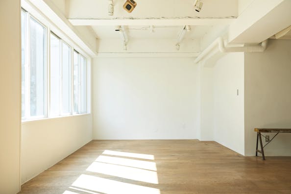 【ハンガーラック16台貸し出し無料】ギャラリースペースやアパレルの展示会に適した白壁、フローリング53㎡のスペース（3F）