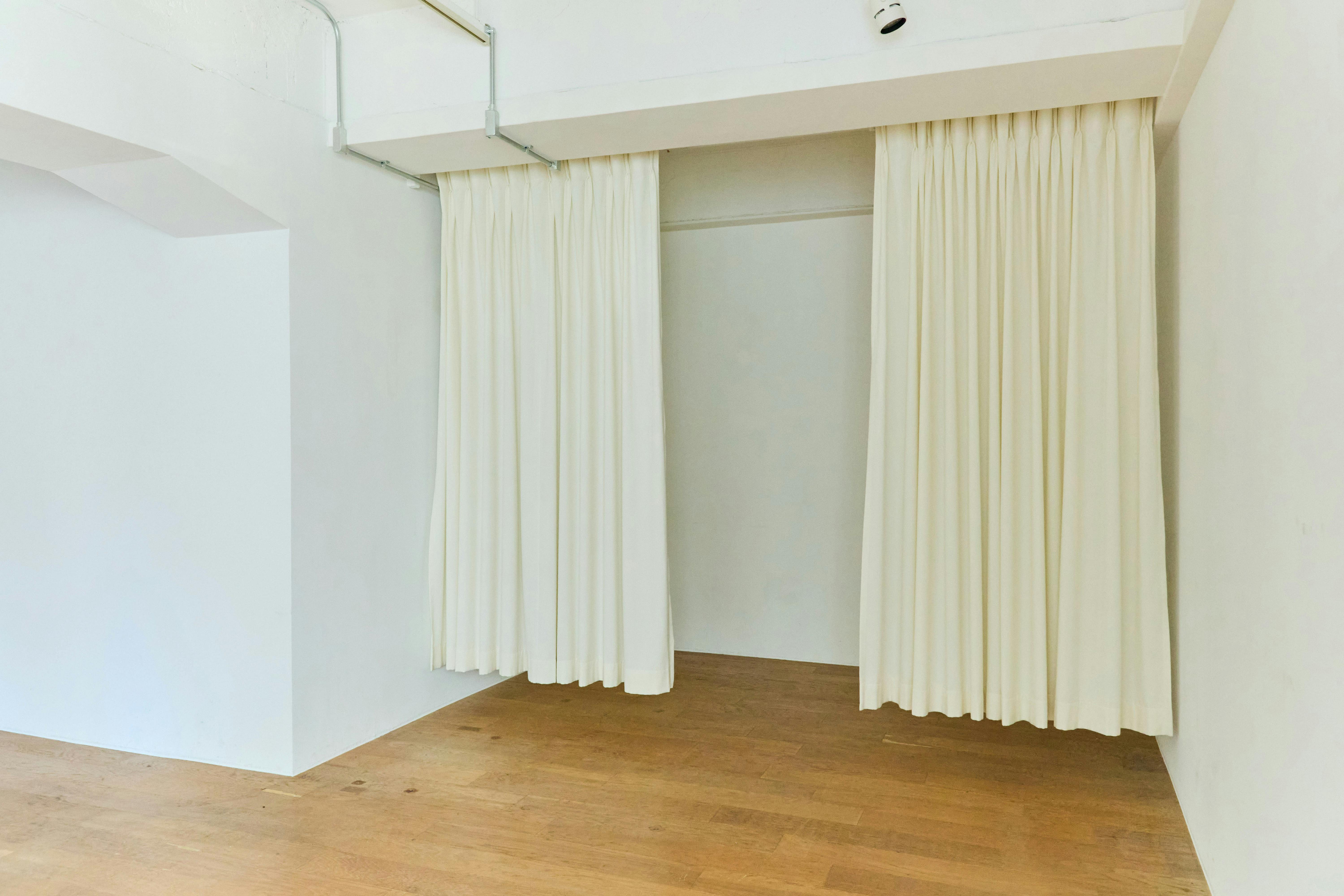 【1周年記念:ハンガーラック16台貸し出し無料】ギャラリーやアパレル展示会に適した白壁、フローリング53㎡のスペース(3F)