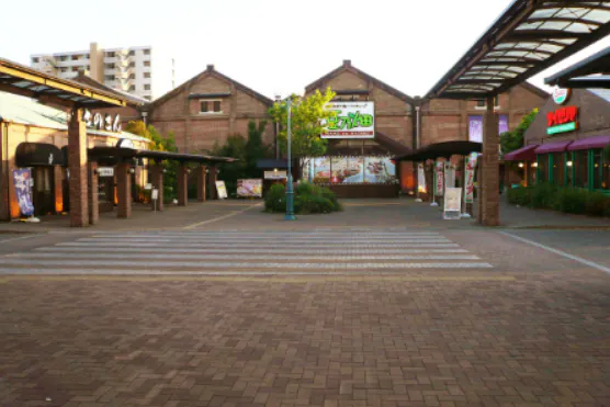 【イオンモール四日市北*】館外レンガ棟前