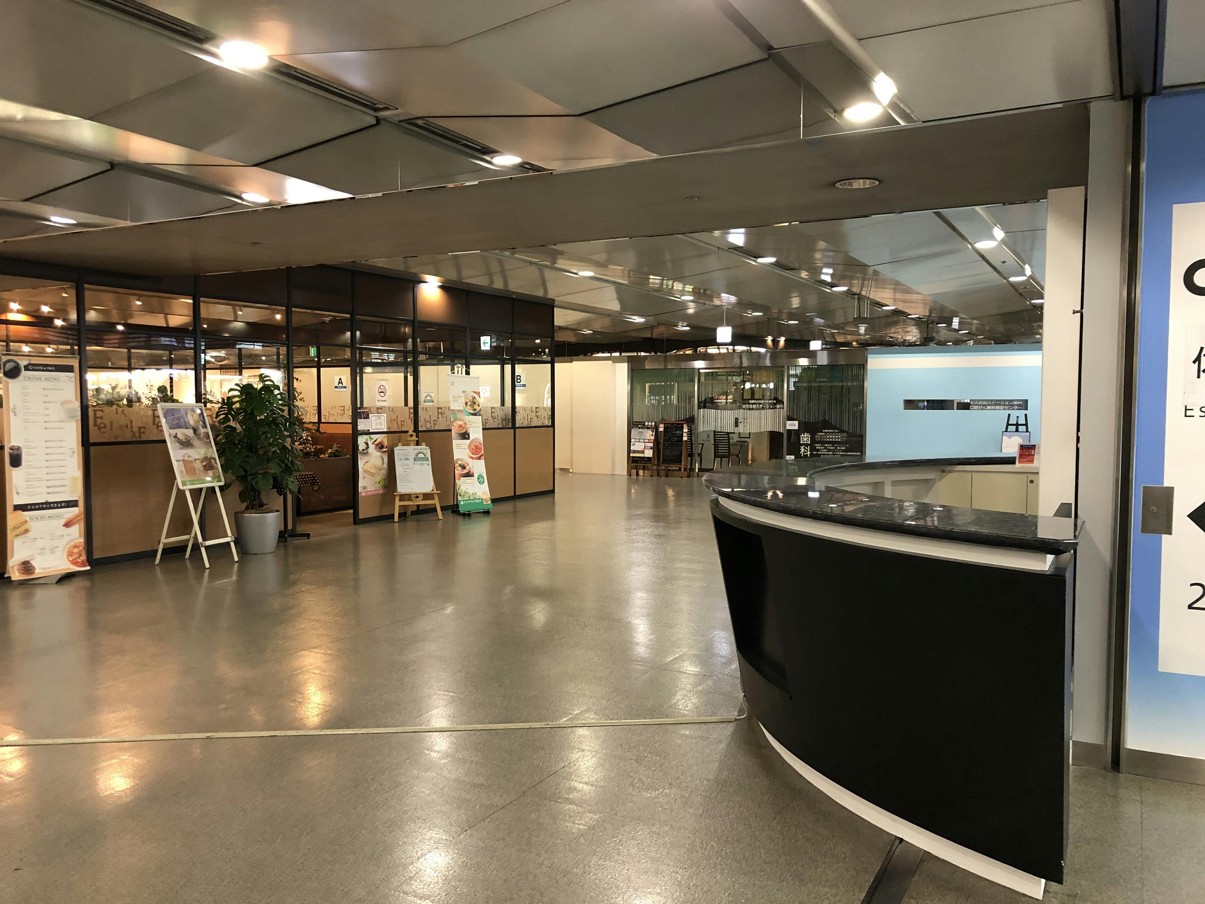 カウンター横からの景色(前にはカフェドクリエ)