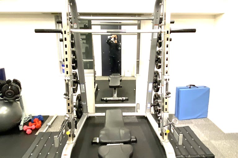 【東銀座駅4分】レンタルジム 設備(スミスマシーン)