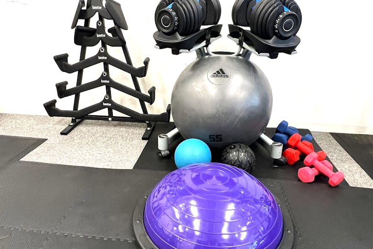 【東銀座駅4分】レンタルジム 設備(可変式ダンベルset、ダンベル各種、バランスボール、ヨガボール、メディシンボール 3kg、マルチグリップ5本set)