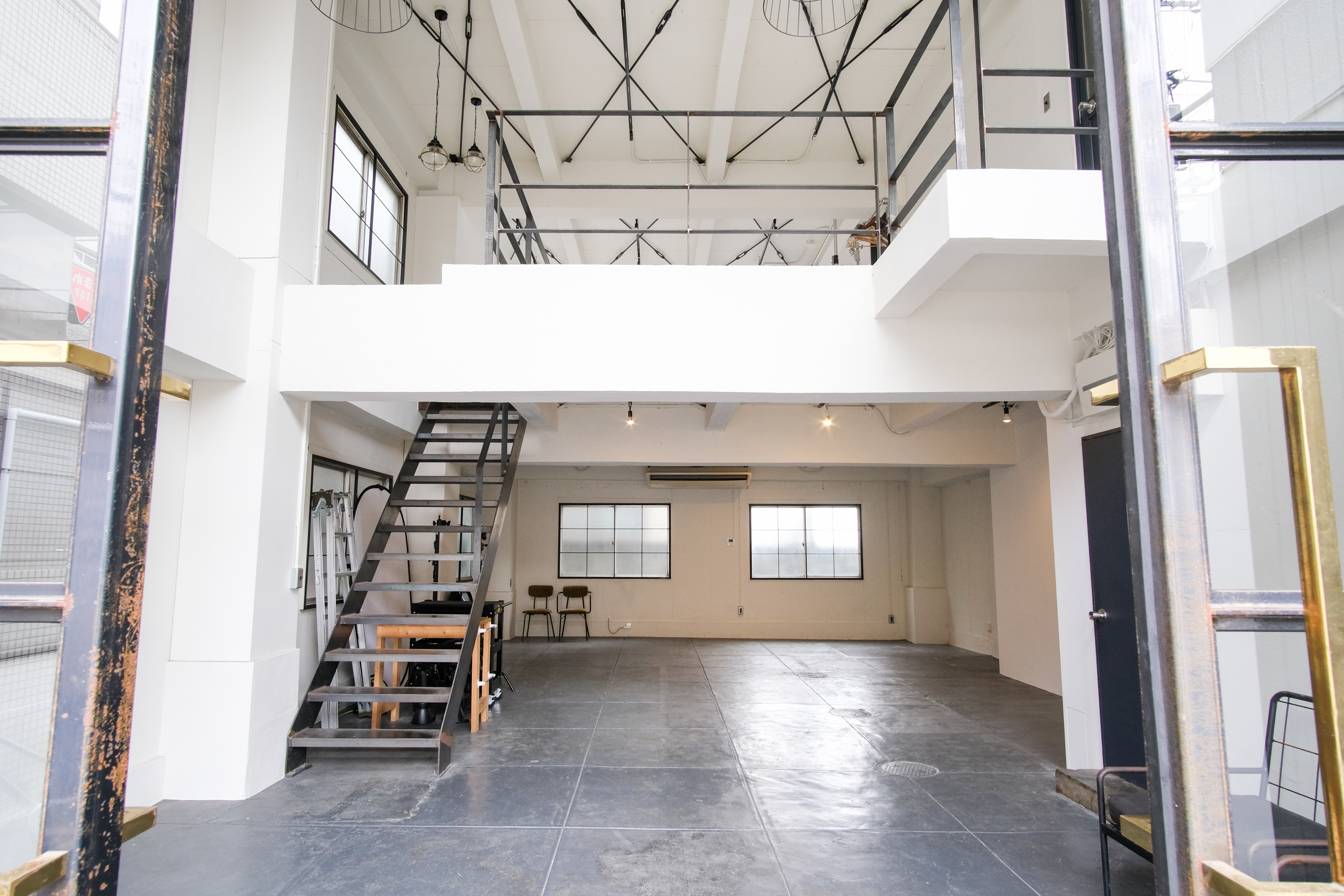 【巣鴨駅4分】吹抜けの倉庫型スタジオ 2フロア モルタル床 R壁 白壁 展示販売会 イベント 写真展など の画像10