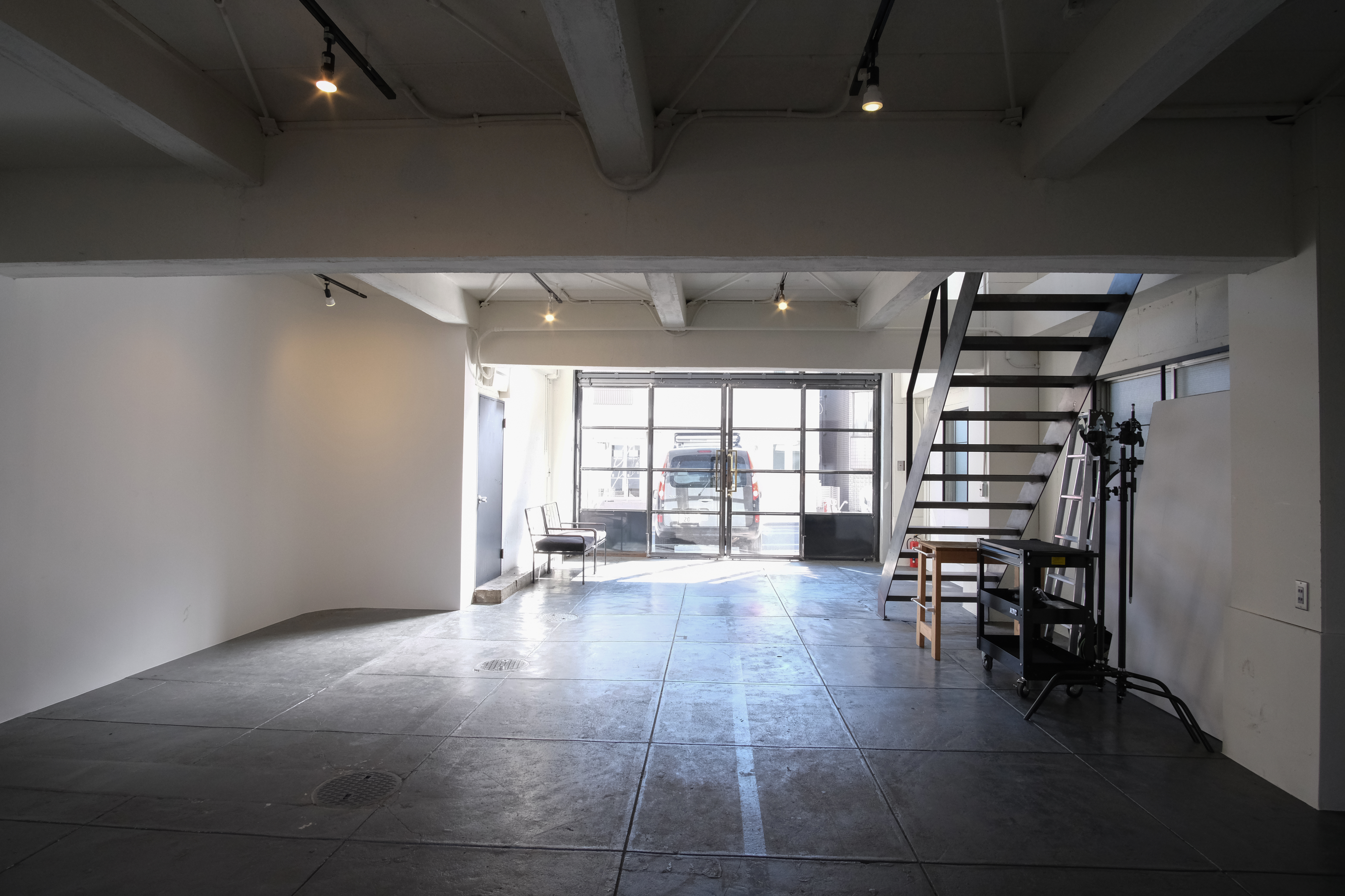 【巣鴨駅4分】吹抜けの倉庫型スタジオ 2フロア モルタル床 R壁 白壁 展示販売会 イベント 写真展など の画像12