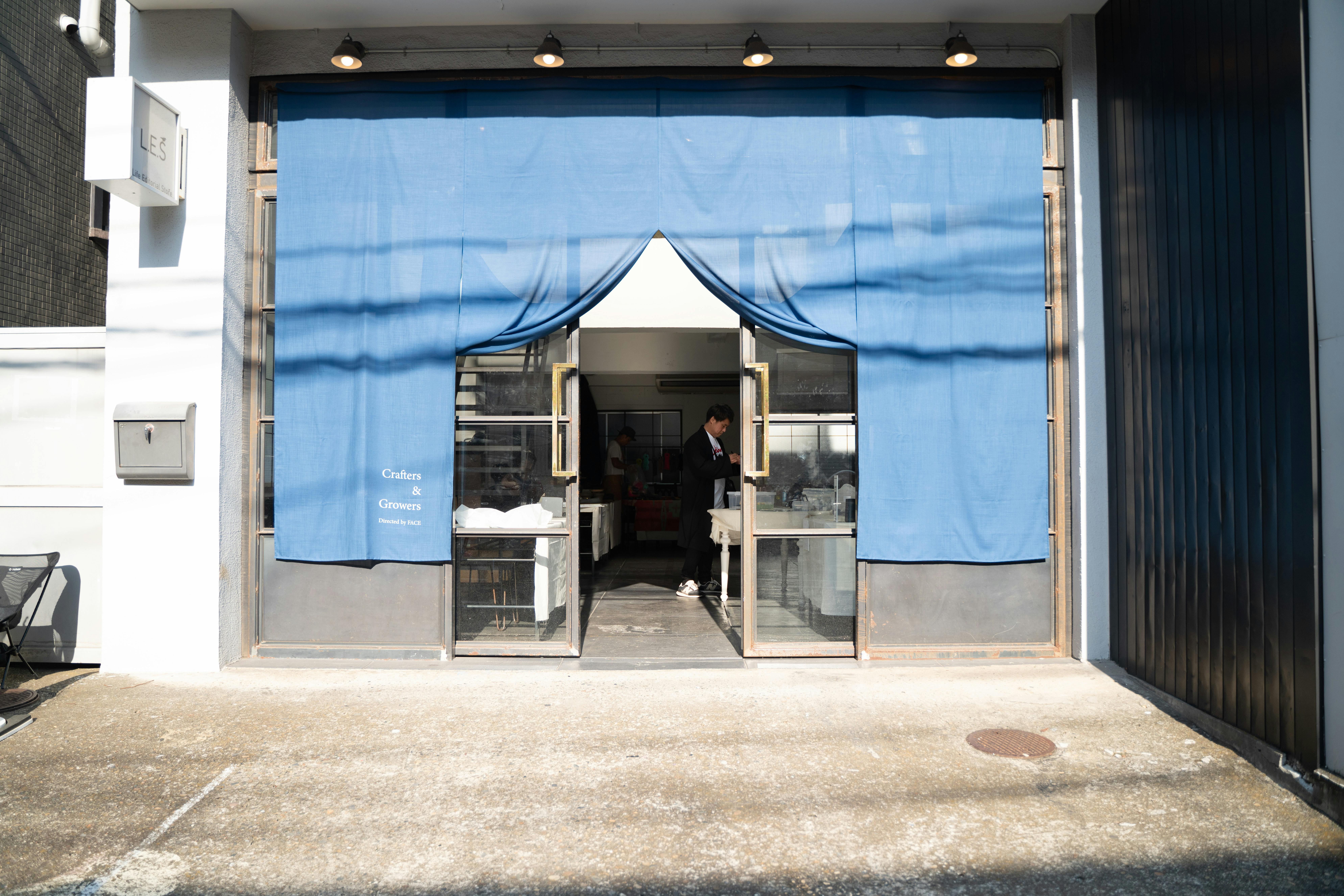 カーテンで目隠しも可能です