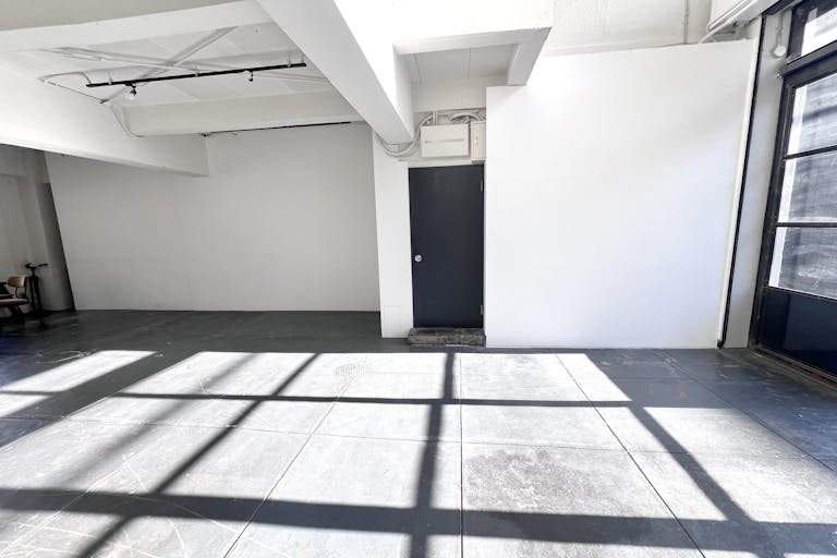 【巣鴨駅4分】吹抜けの倉庫型スタジオ 2フロア モルタル床 R壁 白壁 展示販売会 イベント 写真展など の画像5