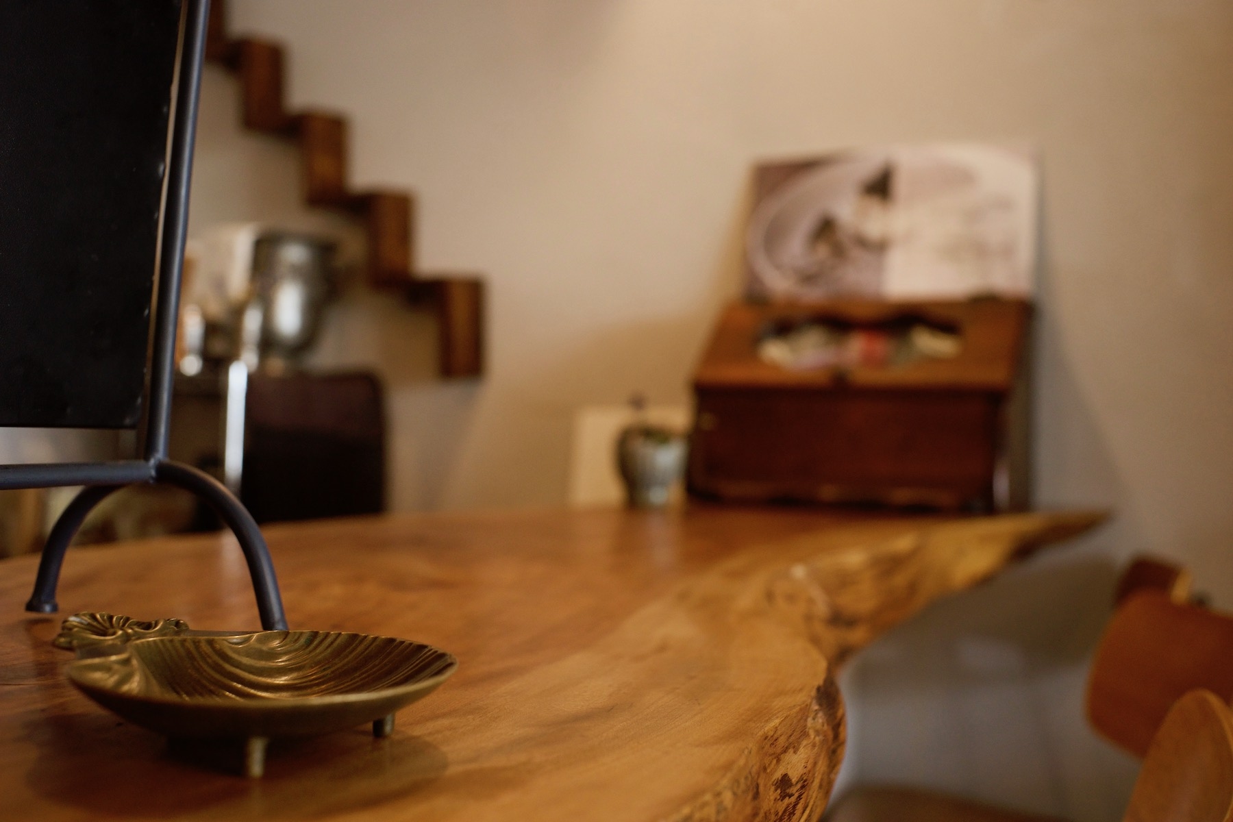 一枚板のカウンターテーブルの引き画です