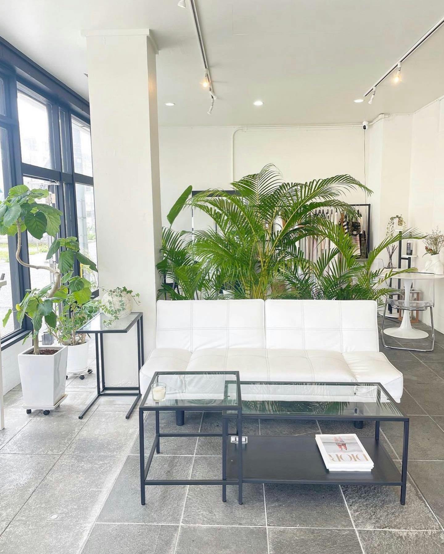 【沖縄市】展示会に最適なガラス張りの開放感のあるキッチン付きのレンタルスペース