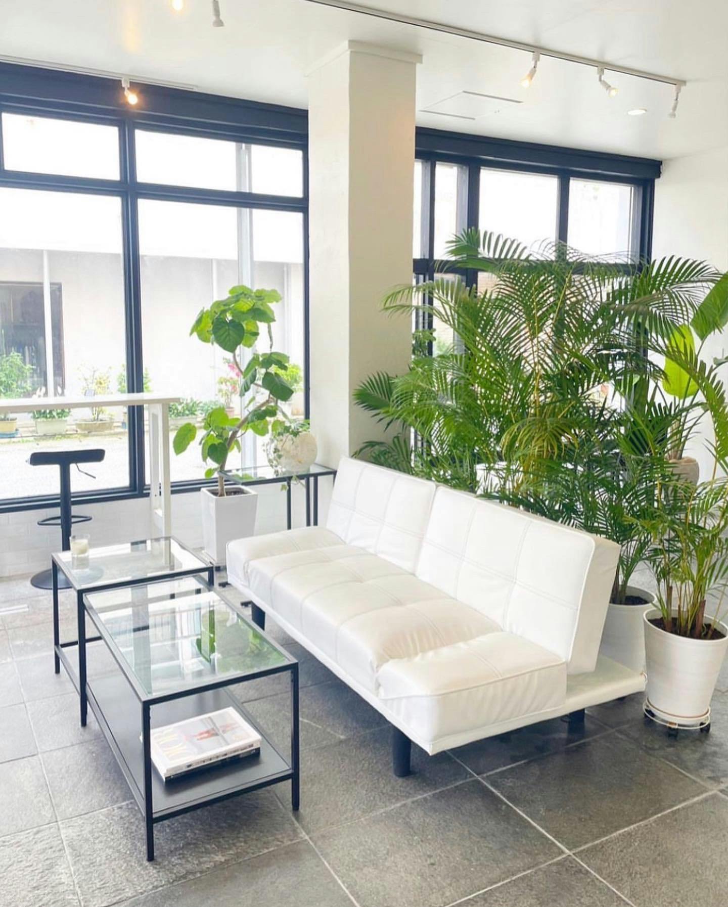 【沖縄市】展示会に最適なガラス張りの開放感のあるキッチン付きのレンタルスペース