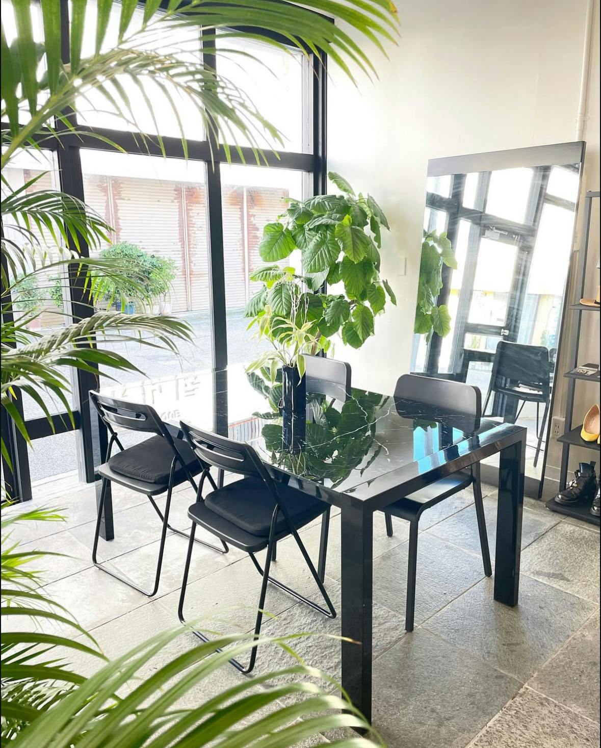 【沖縄市】展示会に最適なガラス張りの開放感のあるキッチン付きのレンタルスペース