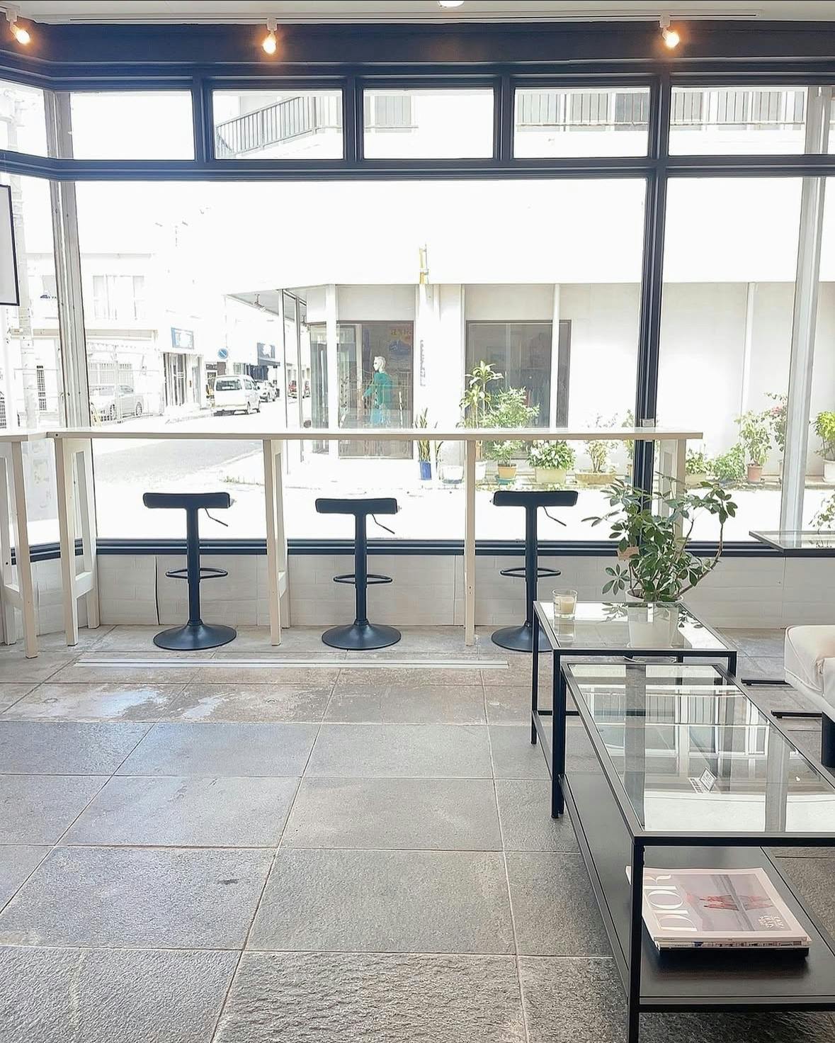 【沖縄市】展示会に最適なガラス張りの開放感のあるキッチン付きのレンタルスペース