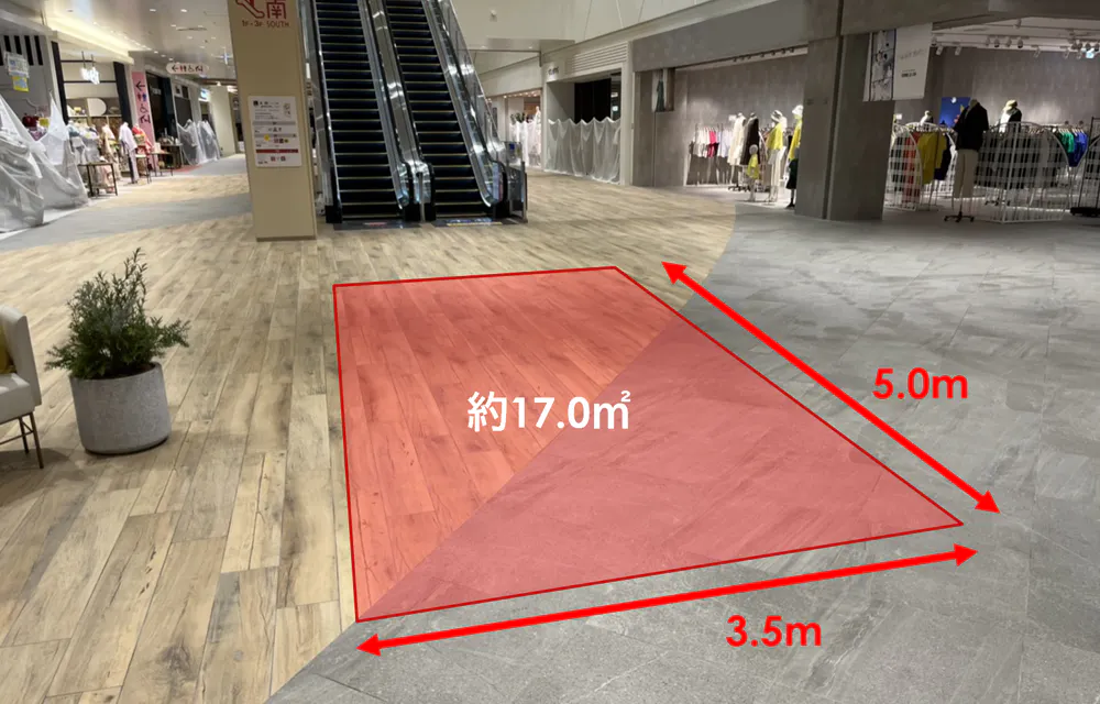 【ららぽーと福岡】1階 南エスカレーター前
