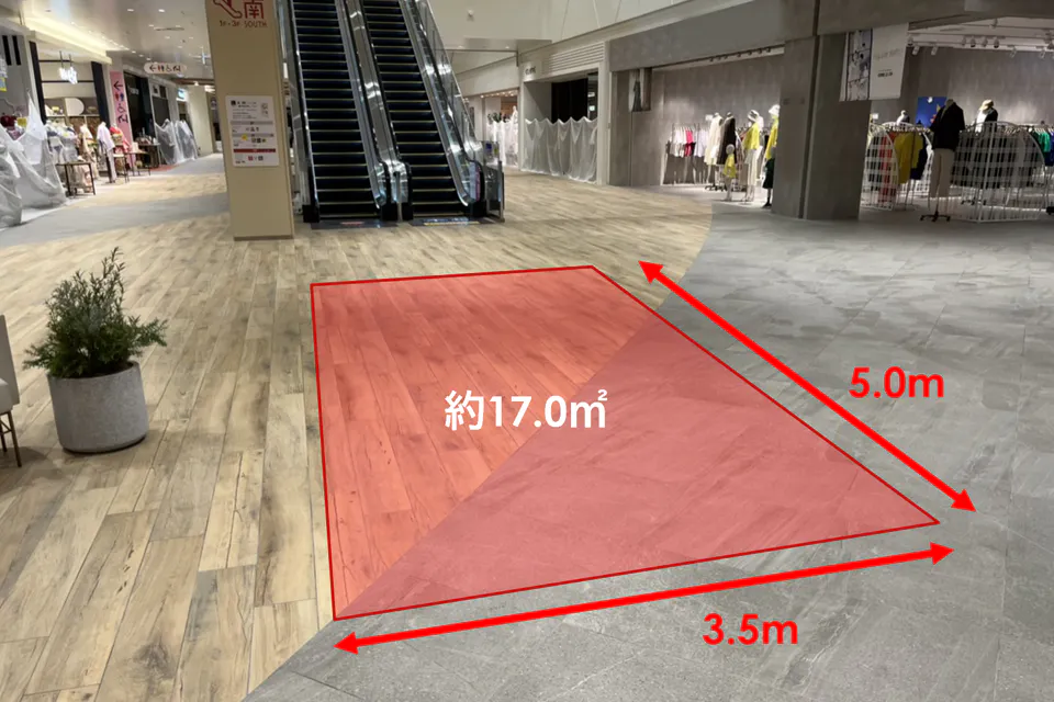 【ららぽーと福岡】1階 南エスカレーター前