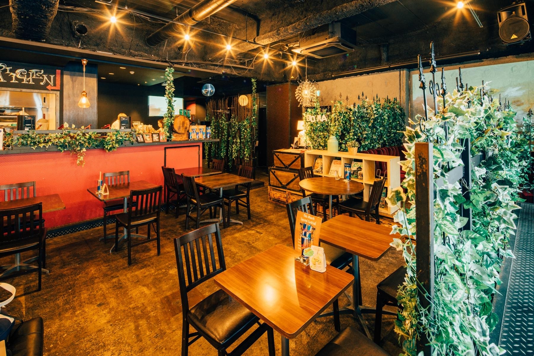 鉄と蔦が交差するお洒落カフェの画像6