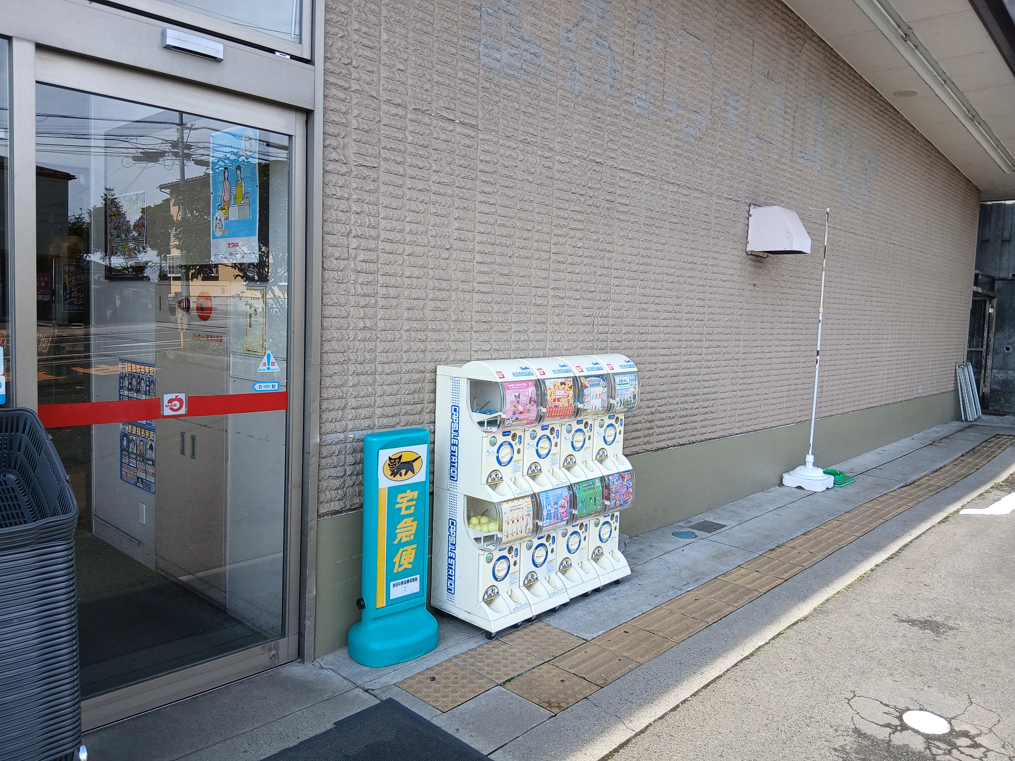 【ウジエスーパー中山店】販促プロモーションに最適な軒下スペース