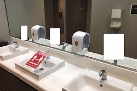 【ローソン・ユナイテッドシネマ 札幌(チラシ・ポスター・レストルームステッカー掲出)】映画館内の視認性と注目度の高いメディア型のスペース