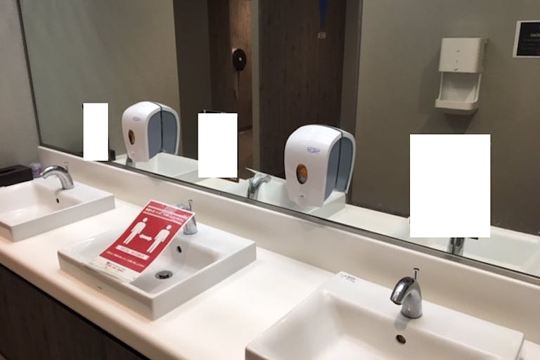 【ローソン・ユナイテッドシネマ 札幌(チラシ・ポスター・レストルームステッカー掲出)】映画館内の視認性と注目度の高いメディア型のスペースの画像3