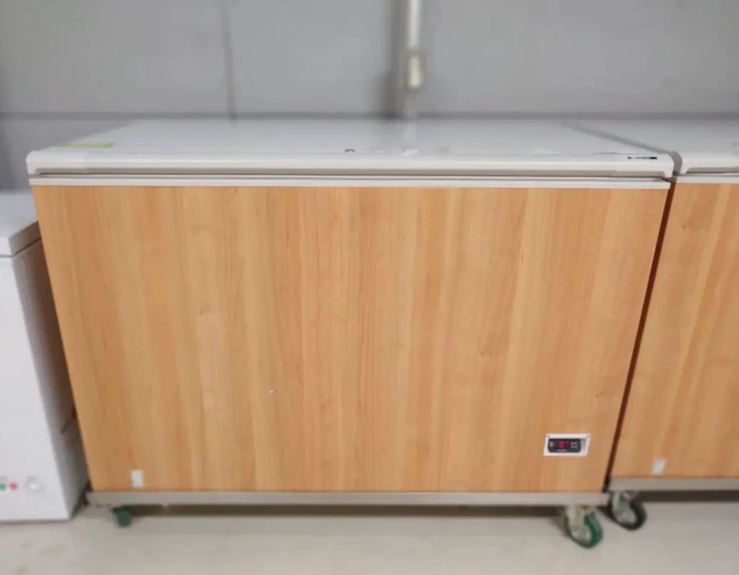 冷蔵・冷凍ストッカー　W1350×D730×H893（内寸：W1200×D583×H753）