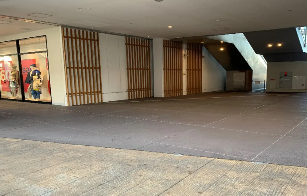 【三井アウトレットパーク 仙台港】1階 メインエントランス(GAP横)