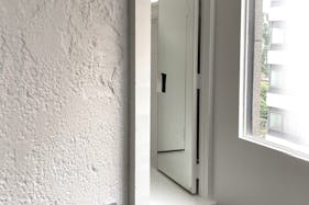 【渋谷駅6分/3F】展示会やアパレルのPOPUPなどに最適な明るい白い内装の稼働壁が便利なスペース