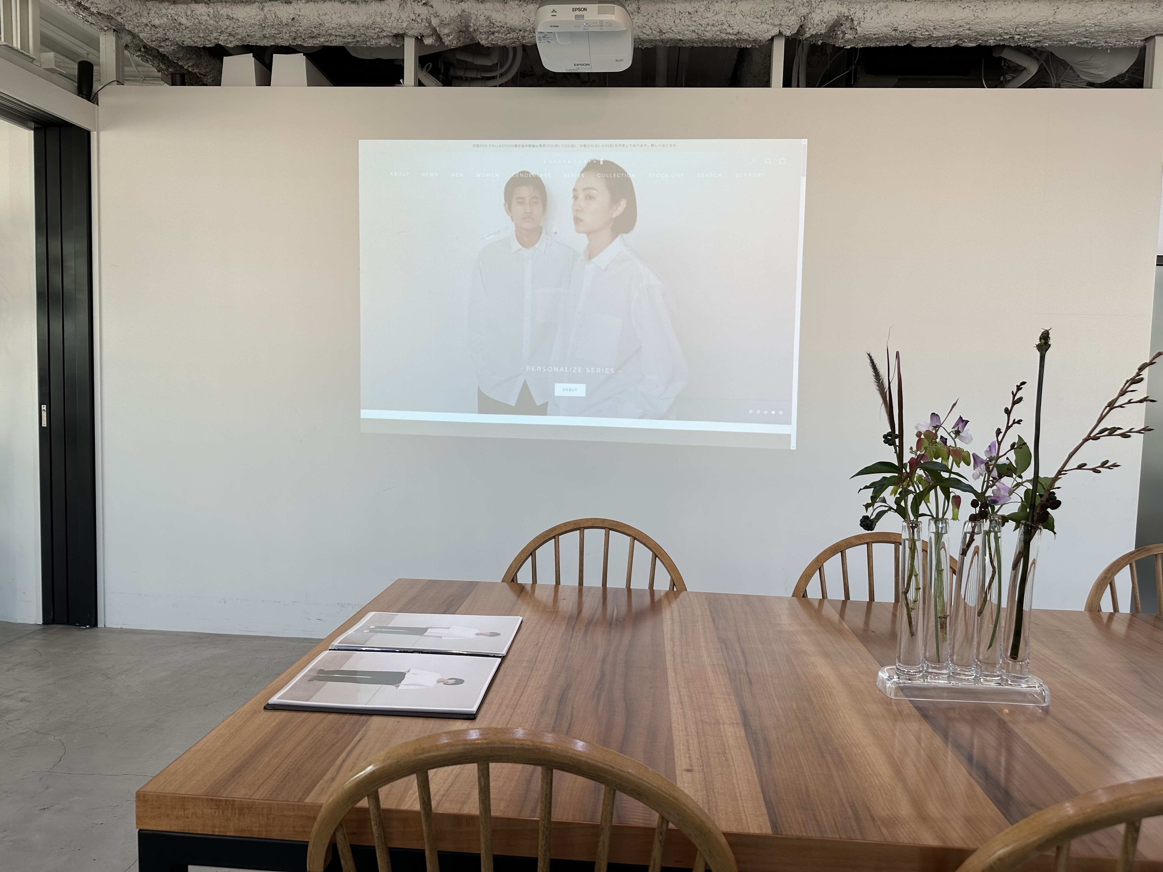 【中目黒駅】レンタルスペースの什器（スクリーン・プロジェクター）