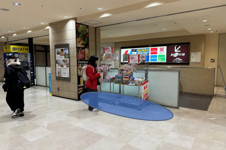 催事スペースの前には書店やカフェがございます。