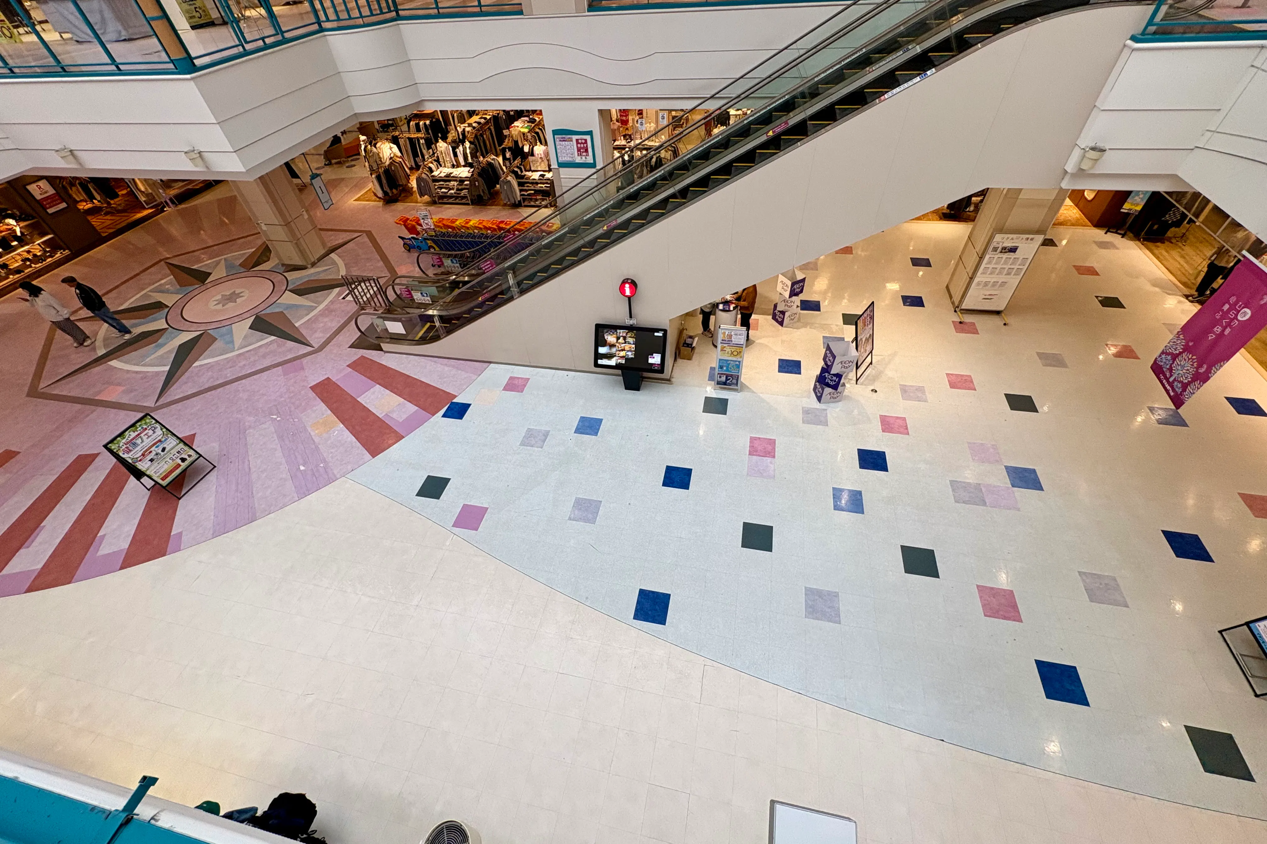 【イオンモール釧路昭和】中央エスカレーター横