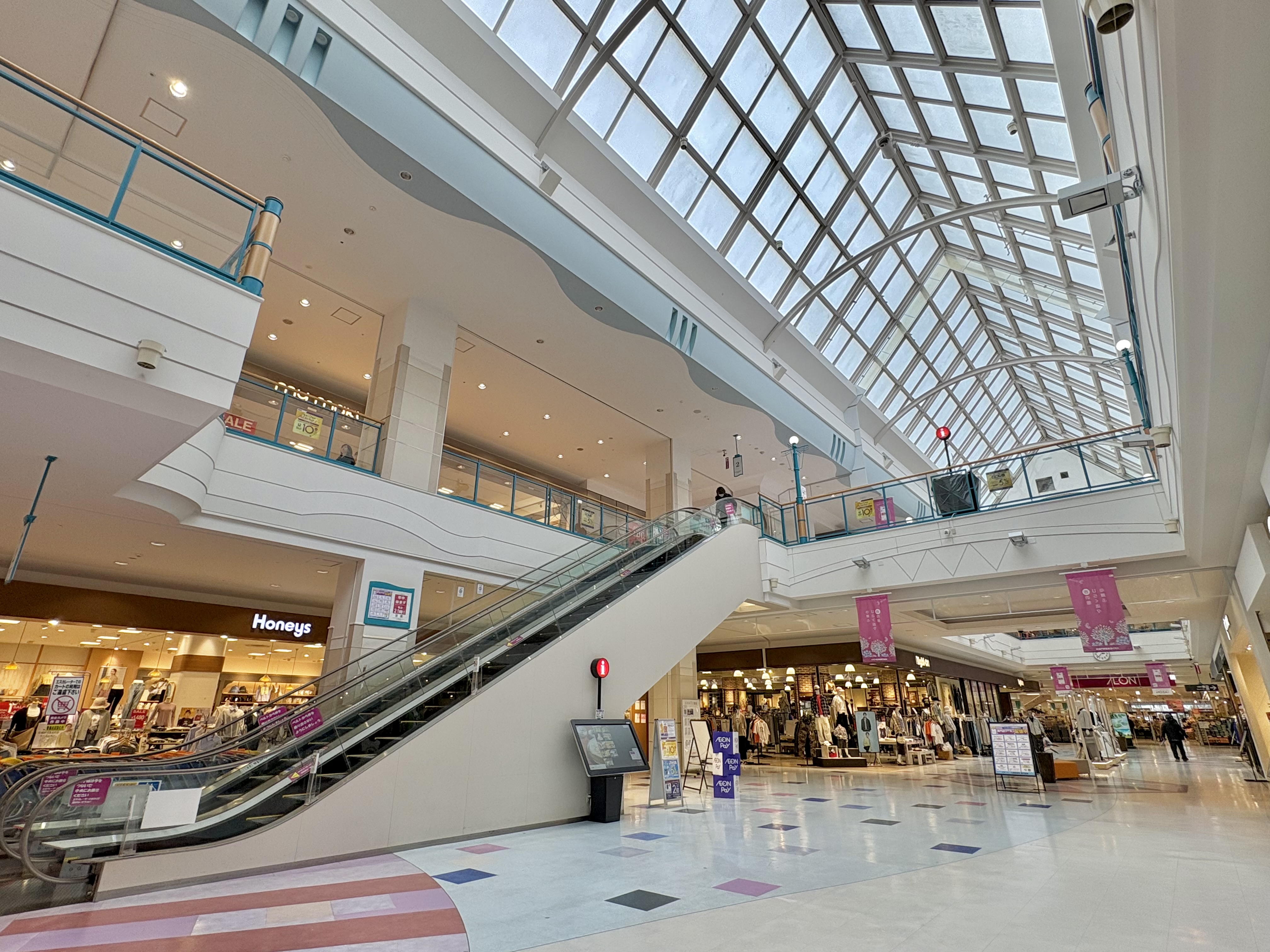 【イオンモール釧路昭和】中央エスカレーター横