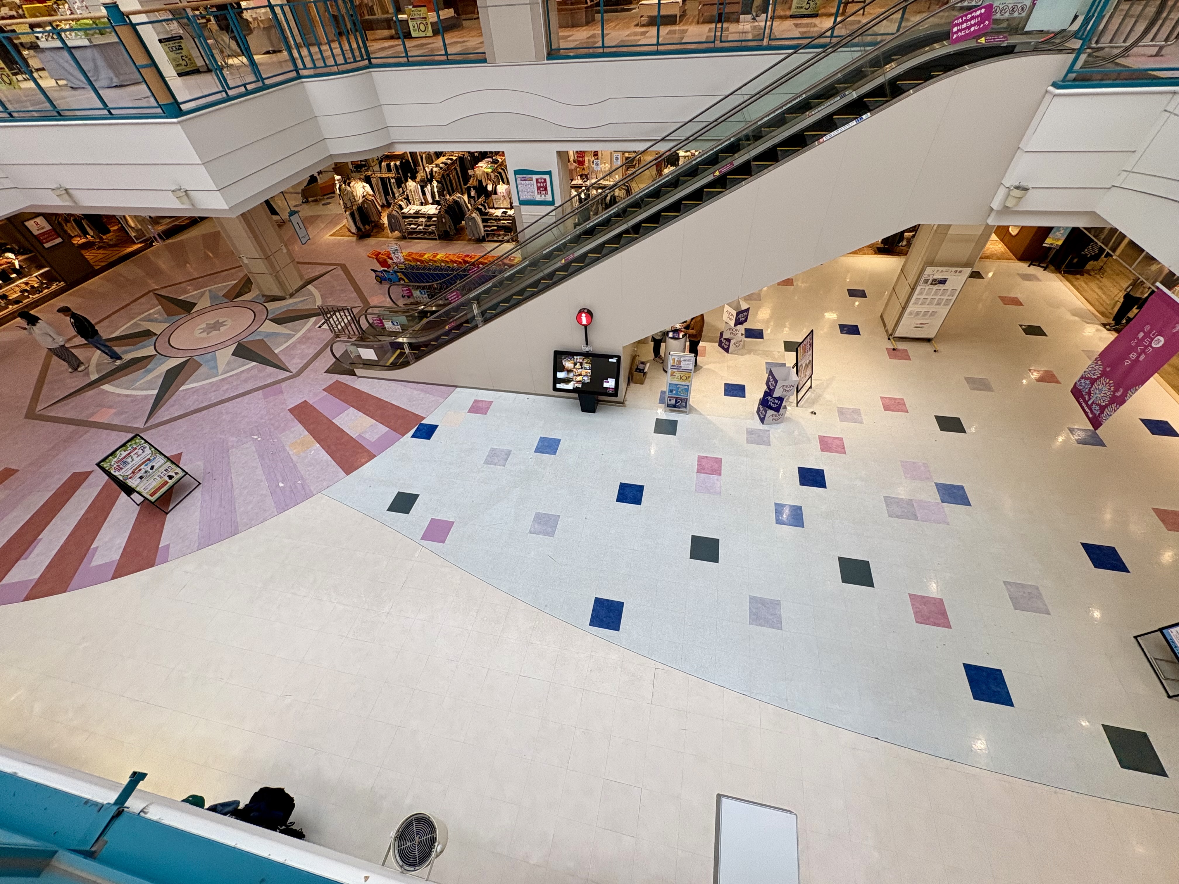 【イオンモール釧路昭和】中央エスカレーター横