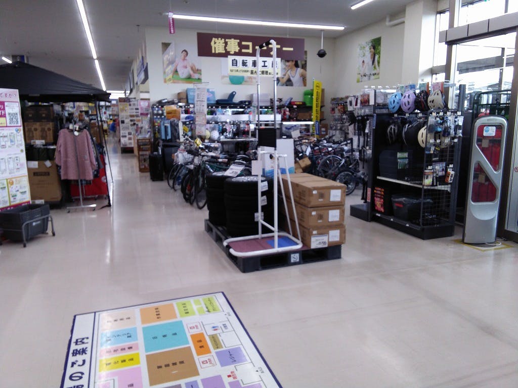 【サンデー秋田自衛隊通店】店内入口付近　食物販やプロモーション等の出店に最適なホームセンター店内のイベントスペースの画像