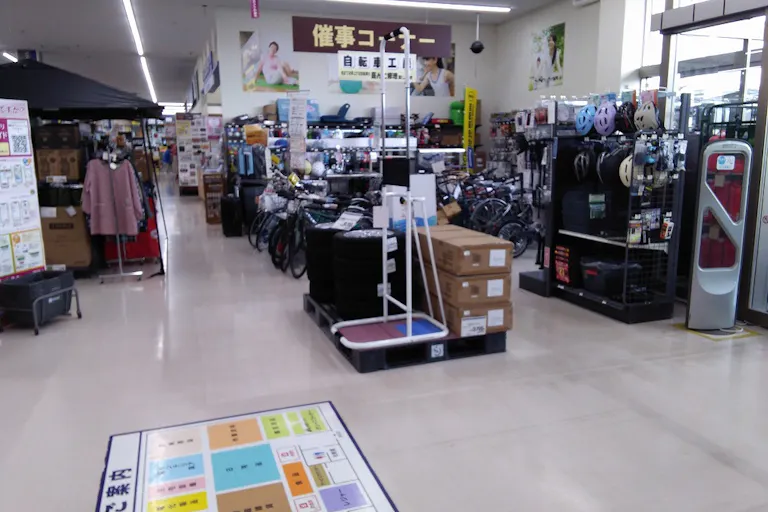 【サンデー秋田自衛隊通店】店内入口付近 食物販やプロモーション等の出店に最適なホームセンター店内のイベントスペースの画像1