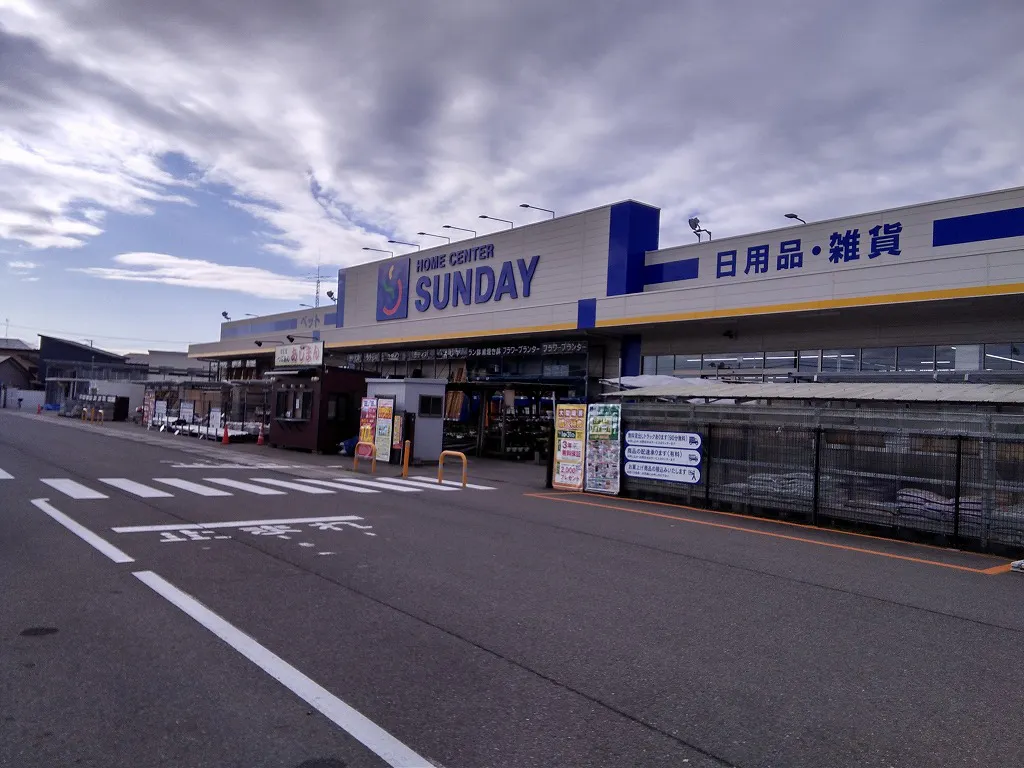 【サンデー秋田自衛隊通店】店内入口付近　食物販やプロモーション等の出店に最適なホームセンター店内のイベントスペース