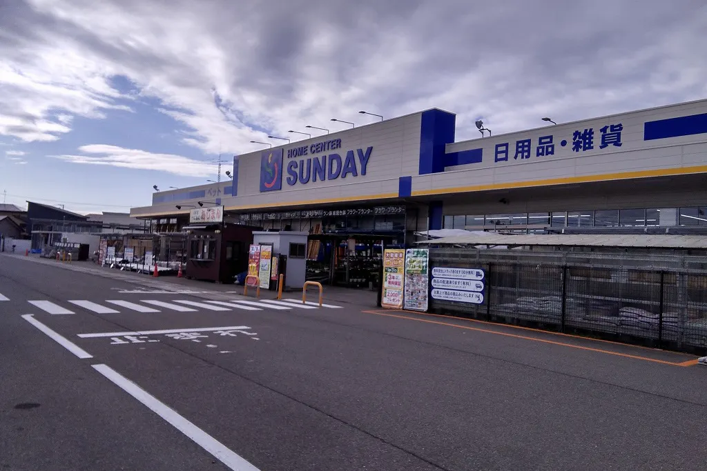 【サンデー秋田自衛隊通店】店内入口付近 食物販やプロモーション等の出店に最適なホームセンター店内のイベントスペース