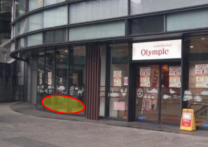 【オリンピック淡路町店】プロモーションに最適なB1Fエントランス出入口脇スペース