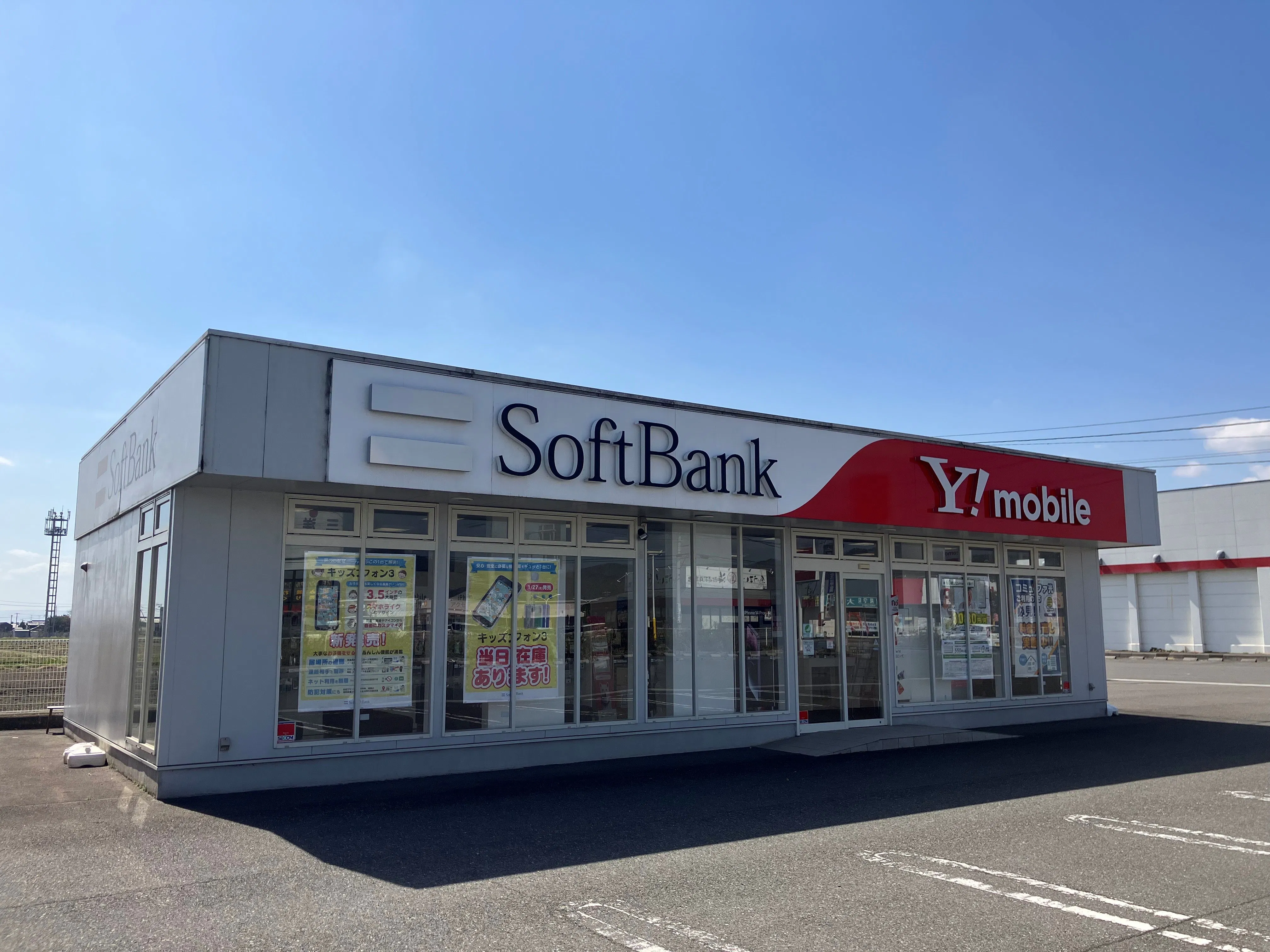 【岐阜県大野町】キッチンカー等の移動販売に最適なSoftbank揖斐大野店駐車場にある屋外スペース