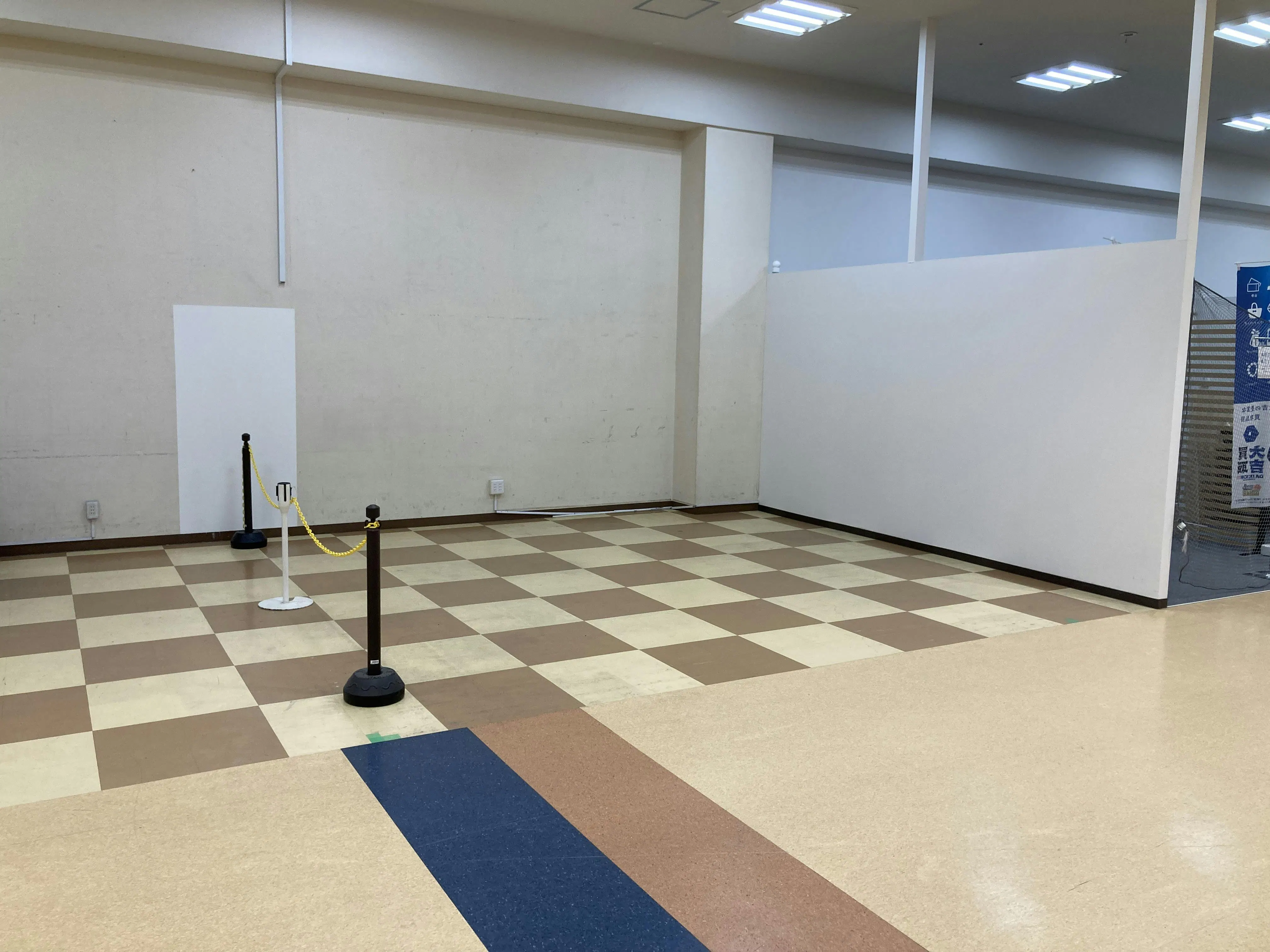 【ニシムタ N's CITY谷山店】販促PR・物販に最適な2階出入口カート置場横の屋内イベントスペース
