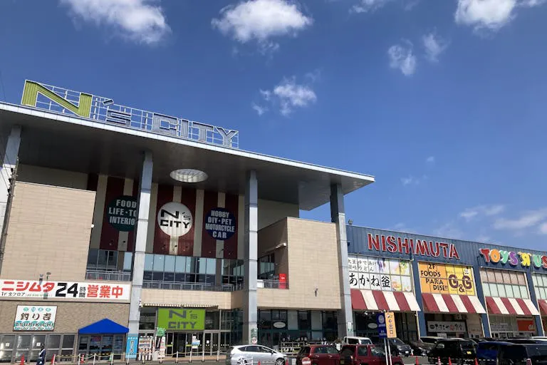 【ニシムタ N's CITY谷山店】販促PR・物販に最適な2階出入口カート置場横の屋内イベントスペース