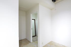 【心斎橋駅4分】充実した機能とシンプルさを兼ね備えたスペースです。 商談テーブルはもちろん、ストックスペースや控室、フィッティングルームも完備。