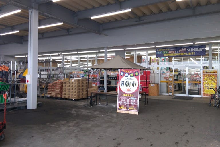 【サンデー弘前石渡店】屋外軒下 キッチンカーの出店に最適なホームセンター内軒下の屋外イベントスペースの画像1