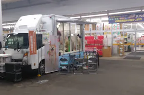 【サンデー弘前石渡店】屋外軒下 キッチンカーの出店に最適なホームセンター内軒下の屋外イベントスペース