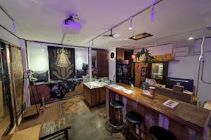 【千歳烏山駅10分】イラスト展示や小物アクセサリーなどのポップアップに最適な住宅街の間に佇むギャラリー&バーイベントスペース