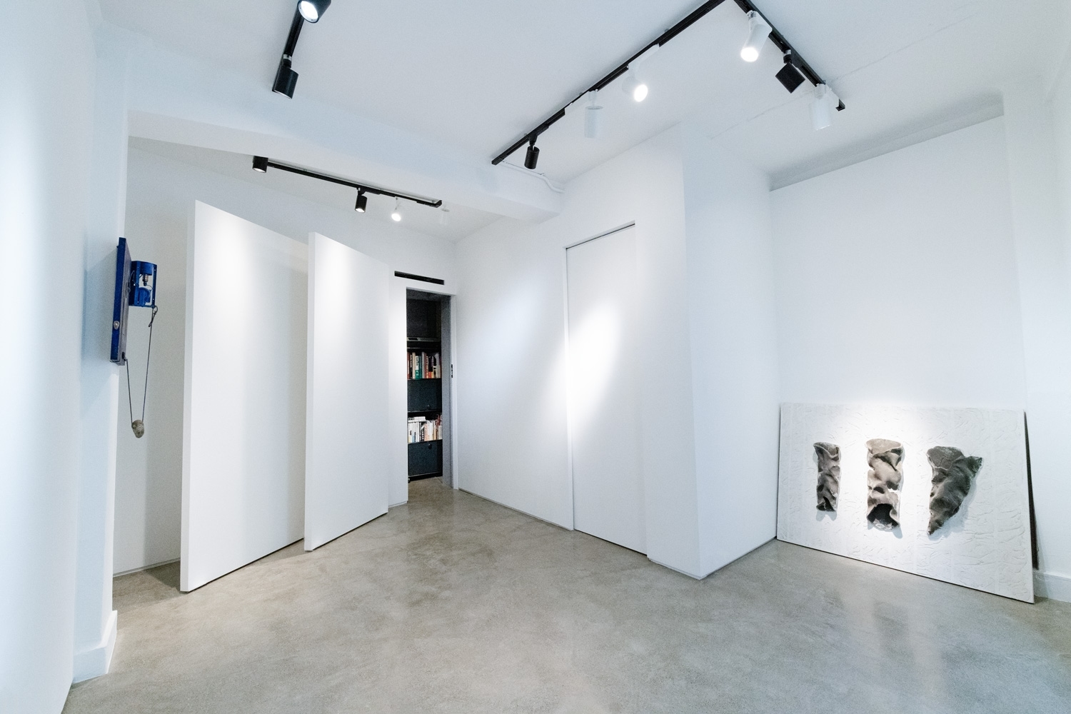 メインギャラリーX。2018年9月装い新たにフルリニューアルした、MUSEE GINZA のメイン空間です。レトロ×ホワイトキューブをテーマに、1932年の竣工当時から存在する躯体床をダイヤモンド研磨。90年前のコンクリートが美しくロマンスグレーの光沢を放って甦りました。緊張感ある白壁と高演色の特殊照明、可動式壁を備え、美しく展示できるホワイトキューブ空間となりました。